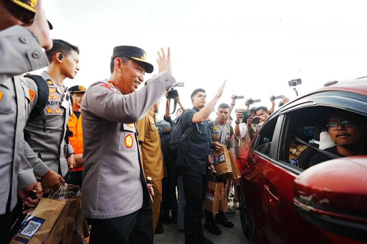 Kapolri Sapa Pemudik saat Tinjau Tol Kalikangkung, Ingatkan Utamakan Keselamatan Kapolri Sapa Pemudik saat Tinjau Tol Kalikangkung, Ingatkan Utamakan Keselamatan