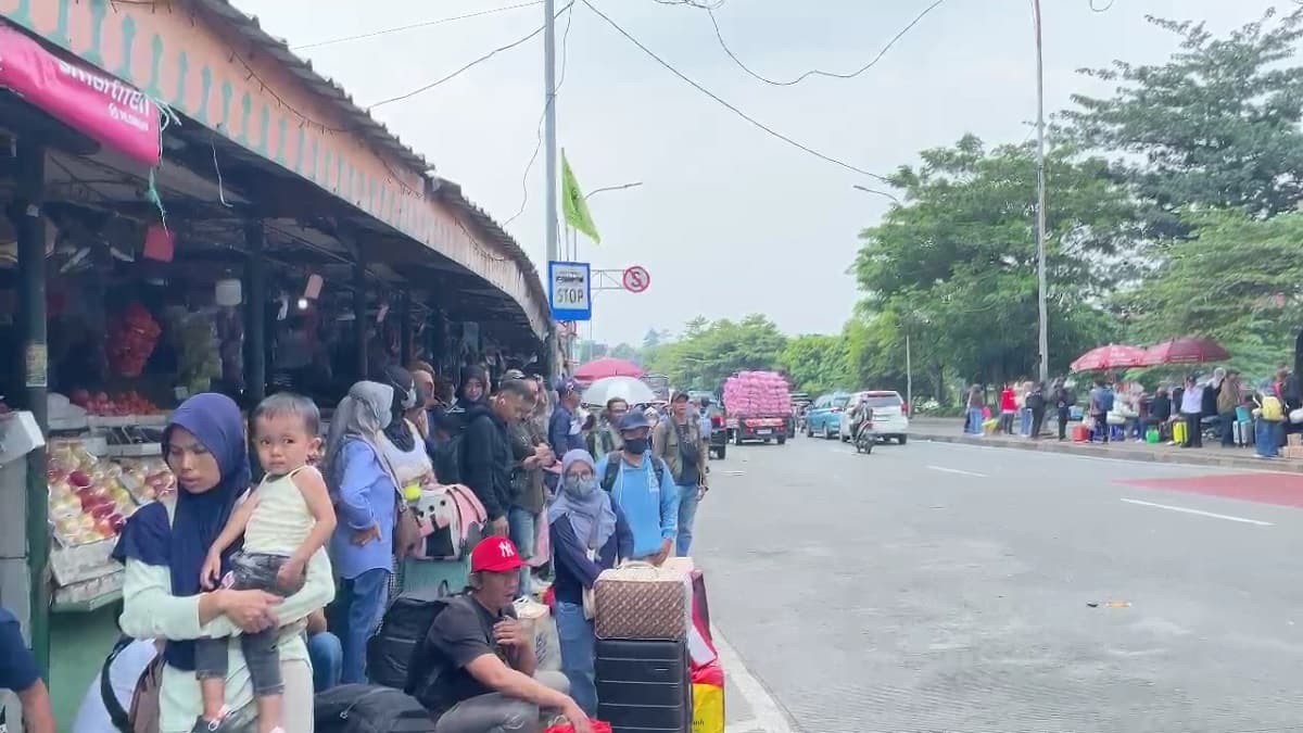 Puncak Arus Mudik, Penumpang di Terminal Kampung Rambutan Terus Bertambah Puncak Arus Mudik, Penumpang di Terminal Kampung Rambutan Terus Bertambah