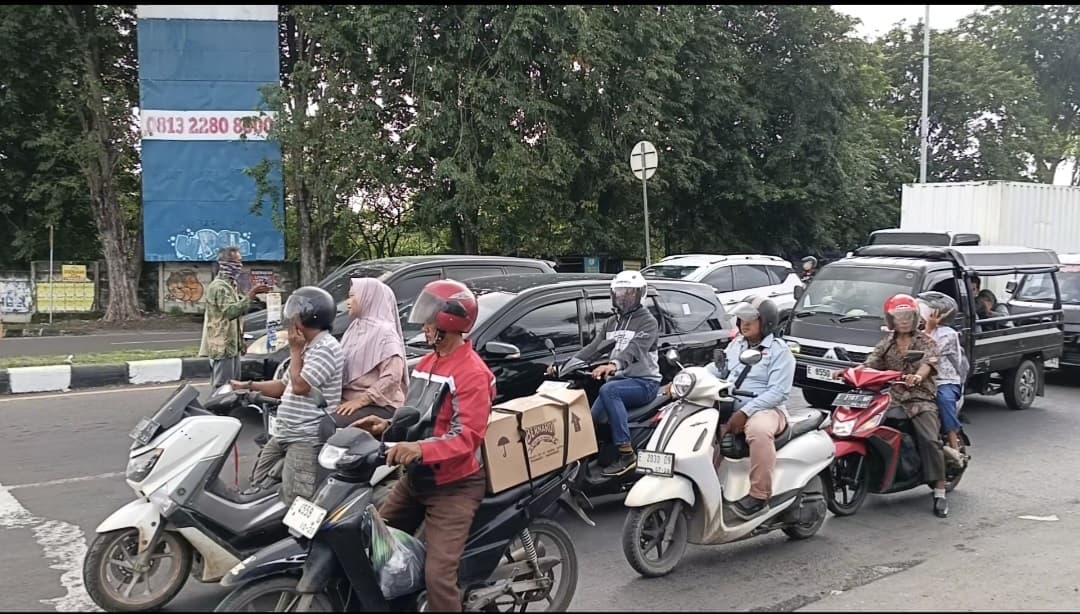 Puncak Arus Mudik, Jalur Arteri Cirebon Dipadati Kendaraan Besar hingga Motor Puncak Arus Mudik, Jalur Arteri Cirebon Dipadati Kendaraan Besar hingga Motor