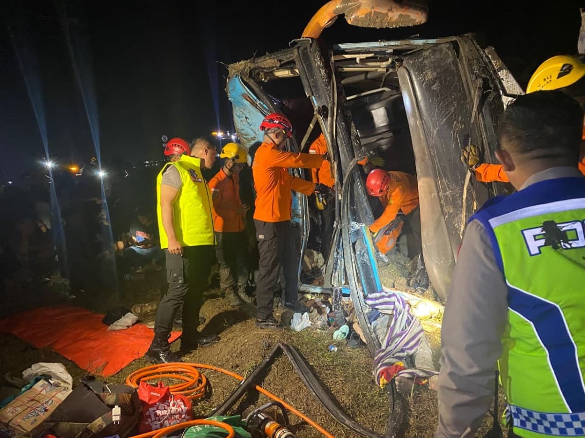 Detik-Detik Kecelakaan di Tol Pejagan-Pemalang KM 259 yang Tewaskan 1 Penumpang Bus Detik-Detik Kecelakaan di Tol Pejagan-Pemalang KM 259 yang Tewaskan 1 Penumpang Bus