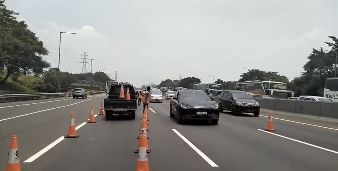 Tol Jakarta-Cikampek Macet, Lajur Contraflow Ditambah di KM 48-66 Tol Jakarta-Cikampek Macet, Lajur Contraflow Ditambah di KM 48-66