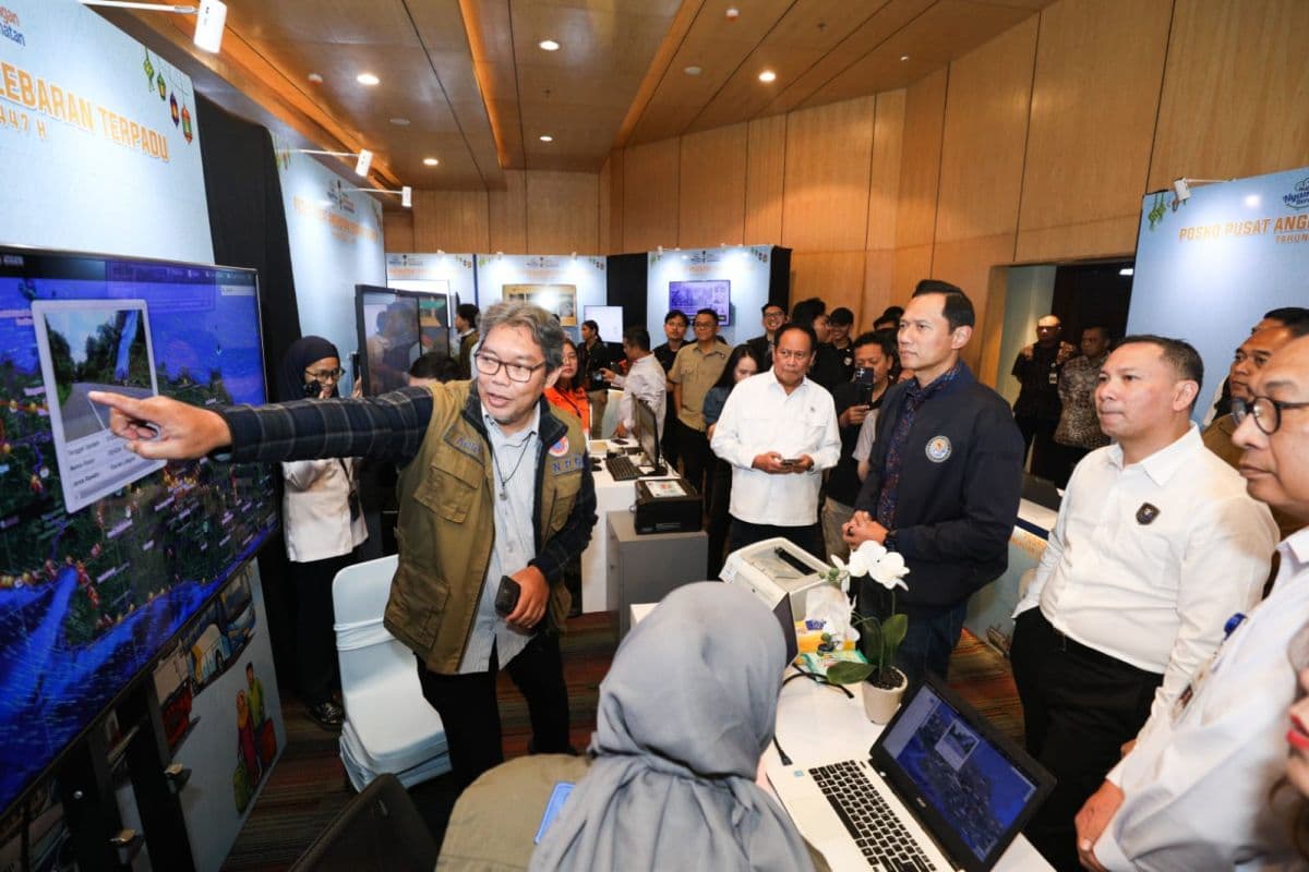 Menko AHY Pantau Transportasi Nasional, Pastikan Mudik Lebaran 2026 Aman dan Terkendali Menko AHY Pantau Transportasi Nasional, Pastikan Mudik Lebaran 2026 Aman dan Terkendali