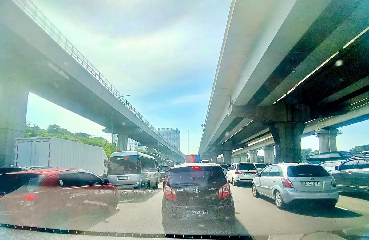 Lalin Macet Imbas Mobil Terbakar di Tol Jakarta-Cikampek Lalin Macet Imbas Mobil Terbakar di Tol Jakarta-Cikampek