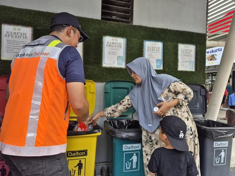 Wujudkan Mudik Ramah Lingkungan, Astra Tol Cipali Edukasi Pemilahan Sampah di Rest Area Wujudkan Mudik Ramah Lingkungan, Astra Tol Cipali Edukasi Pemilahan Sampah di Rest Area