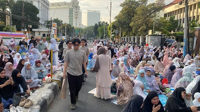Jamaah Sholat Id di PP Muhammadiyah Membeludak hingga ke Jalan, Polisi Rekayasa Arus Lalu Lintas Jamaah Sholat Id di PP Muhammadiyah Membeludak hingga ke Jalan, Polisi Rekayasa Arus Lalu Lintas