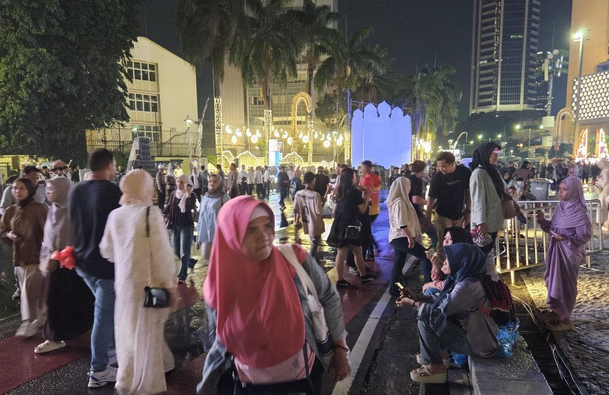Hujan Gerimis Tak Surutkan Antusias Warga Rayakan Malam Takbiran di Bundaran HI Hujan Gerimis Tak Surutkan Antusias Warga Rayakan Malam Takbiran di Bundaran HI