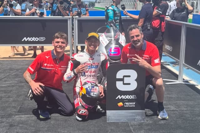 Kisah Pembalap Indonesia Veda Ega Pratama, Cetak Sejarah Manis Usai Naik Podium di Moto3 Brasil 2026 Kisah Pembalap Indonesia Veda Ega Pratama, Cetak Sejarah Manis Usai Naik Podium di Moto3 Brasil 2026