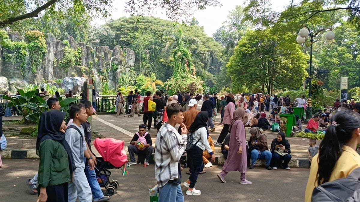 72 Ribu Pengunjung Padati Taman Margasatwa Ragunan pada Hari Kedua Lebaran 72 Ribu Pengunjung Padati Taman Margasatwa Ragunan pada Hari Kedua Lebaran