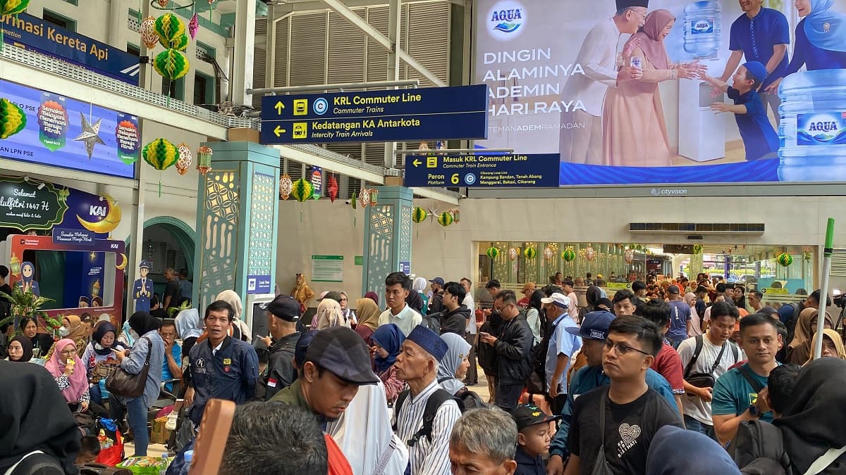 Saat Pemudik Tak Kuasa Tahan Tangis Rindukan Orangtua yang Telah Tiada Saat Pemudik Tak Kuasa Tahan Tangis Rindukan Orangtua yang Telah Tiada