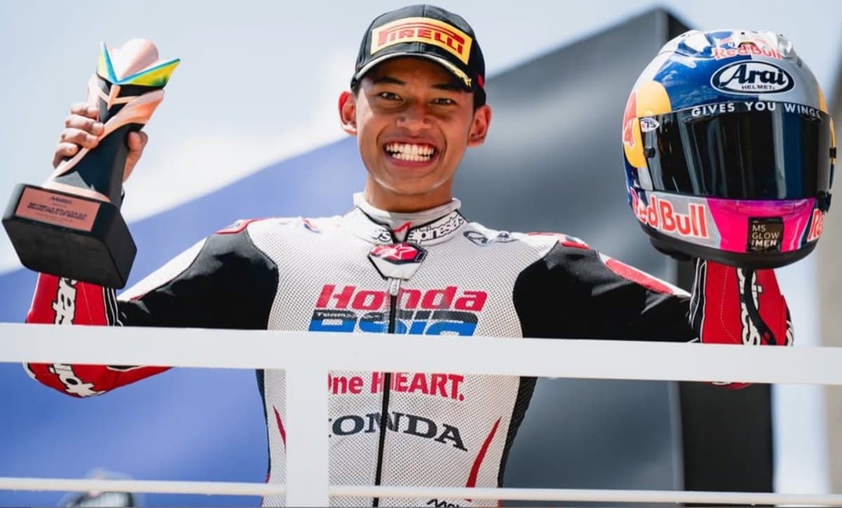 Kisah Lucu Veda Ega Pratama, Hindari Semprotan Sampanye di Podium hingga Tos dengan Kaleng Minuman Berenergi Kisah Lucu Veda Ega Pratama, Hindari Semprotan Sampanye di Podium hingga Tos dengan Kaleng Minuman Berenergi