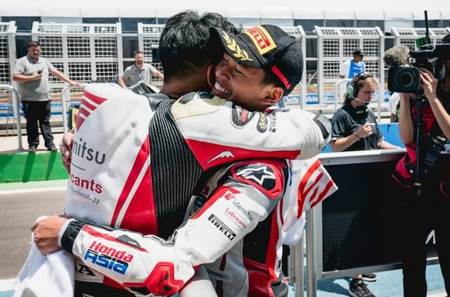 Momen Veda Ega Dapat Pelukan Hangat dari Mario Aji Usai Raih Podium di Moto3 Brasil 2026 Momen Veda Ega Dapat Pelukan Hangat dari Mario Aji Usai Raih Podium di Moto3 Brasil 2026