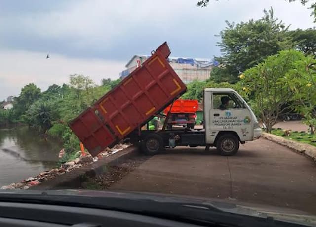 Viral Mobil Dinas LH Jakarta Buang Sampah ke Kali Pesanggrahan Viral Mobil Dinas LH Jakarta Buang Sampah ke Kali Pesanggrahan