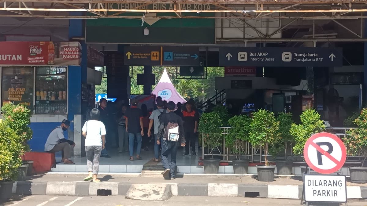 7.144 Pemudik Tiba di Terminal Kampung Rambutan saat Puncak Arus Balik 7.144 Pemudik Tiba di Terminal Kampung Rambutan saat Puncak Arus Balik