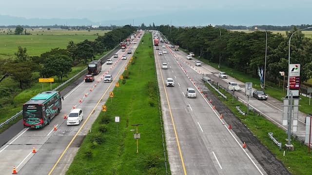 Contra Flow Diterapkan di Tol Cipali Imbas Kendaraan Menumpuk di Bahu Jalan Contra Flow Diterapkan di Tol Cipali Imbas Kendaraan Menumpuk di Bahu Jalan