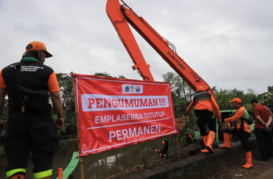 Viral Mobil Dinas LH Jakarta Buang Sampah ke Kali Pesanggrahan, TPS di Tanah Kusir Ditutup Permanen Viral Mobil Dinas LH Jakarta Buang Sampah ke Kali Pesanggrahan, TPS di Tanah Kusir Ditutup Permanen