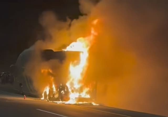 Bus Jamaah Umrah Terbakar di Arab Saudi, Kemlu Pastikan 24 WNI Selamat Bus Jamaah Umrah Terbakar di Arab Saudi, Kemlu Pastikan 24 WNI Selamat