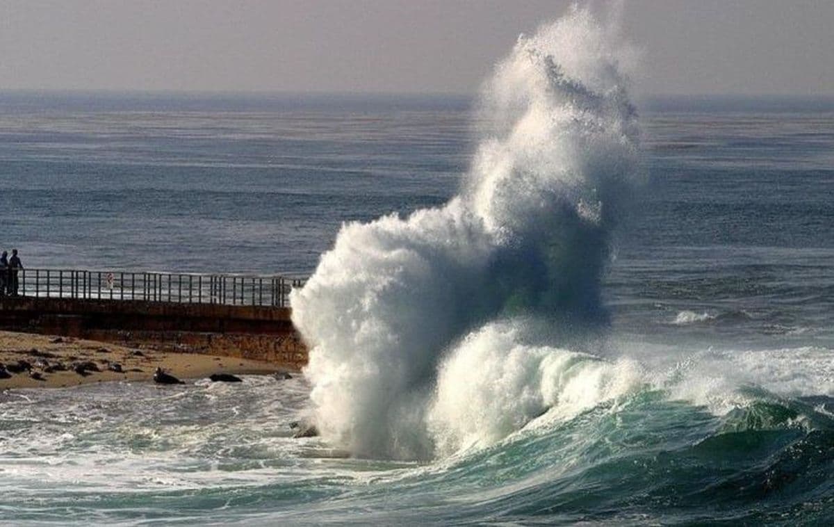 BMKG Keluarkan Peringatan Dini, Gelombang Laut Bisa Capai 4 Meter BMKG Keluarkan Peringatan Dini, Gelombang Laut Bisa Capai 4 Meter