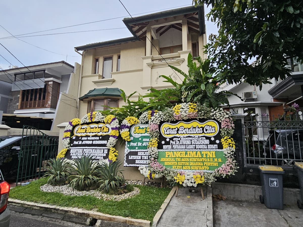 Karangan Bunga Berjejer di Rumah Eks Menhan Juwono Sudarsono Karangan Bunga Berjejer di Rumah Eks Menhan Juwono Sudarsono