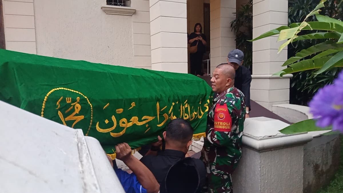Jenazah Eks Menhan Juwono Sudarsono Tiba di Rumah Duka Jenazah Eks Menhan Juwono Sudarsono Tiba di Rumah Duka
