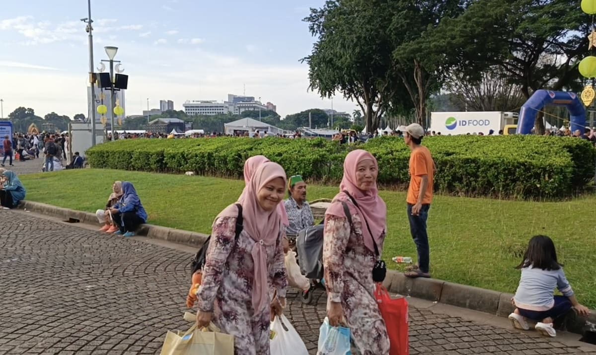 Senangnya Emak-Emak Ada Gerakan Sembako Murah di Monas, Harap Bisa Sering Digelar Senangnya Emak-Emak Ada Gerakan Sembako Murah di Monas, Harap Bisa Sering Digelar