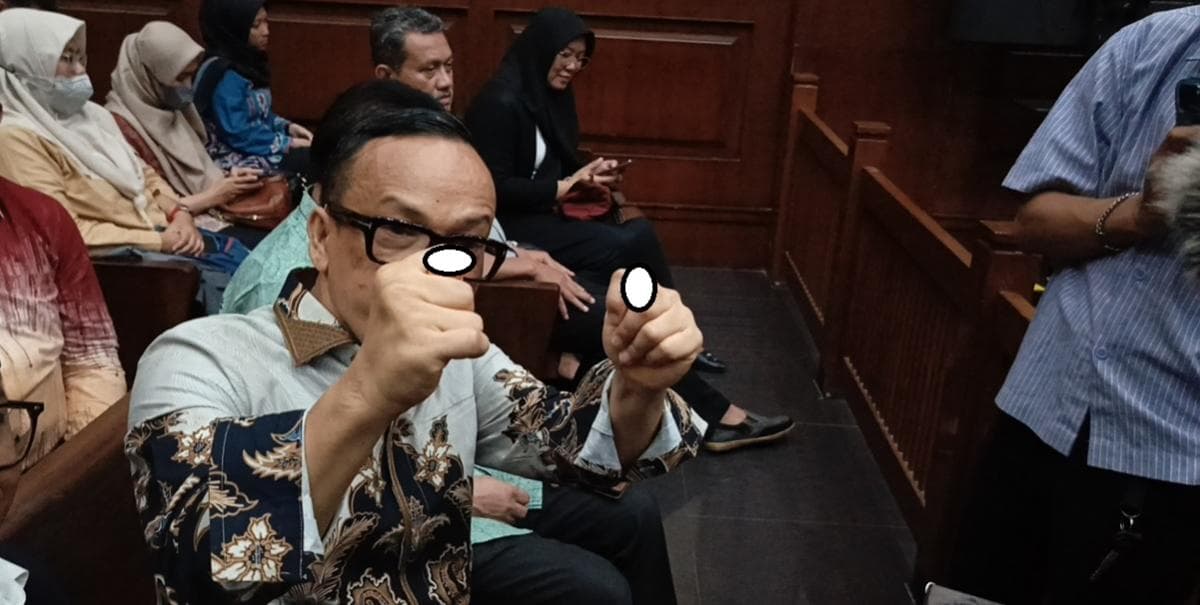 Parah! Noel Sindir Pimpinan KPK, Acungkan 'Dua Jempol Kejepit' Parah! Noel Sindir Pimpinan KPK, Acungkan 'Dua Jempol Kejepit'