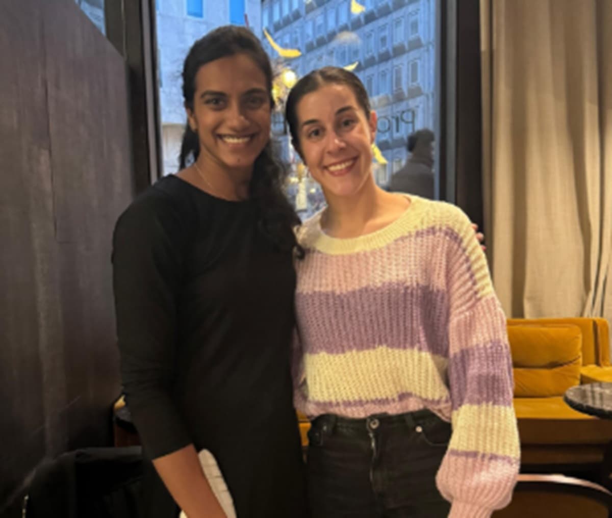 Kisah Ratu Bulu Tangkis Carolina Marin, Dapat Pesan Menyentuh dari Rival Sengit Pusarla Sindhu Usai Pensiun: Pertarungan dan Persahabatan! Kisah Ratu Bulu Tangkis Carolina Marin, Dapat Pesan Menyentuh dari Rival Sengit Pusarla Sindhu Usai Pensiun: Pertarungan dan Persahabatan!