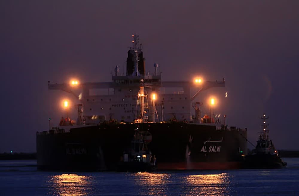 Serangan Drone Iran Hantam Tanker Penuh Minyak di Pelabuhan Dubai, Picu Kebakaran Serangan Drone Iran Hantam Tanker Penuh Minyak di Pelabuhan Dubai, Picu Kebakaran