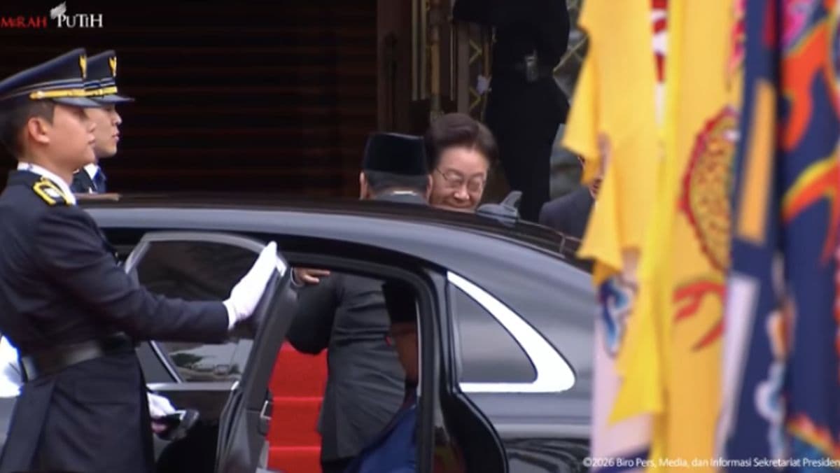 Prabowo Disambut Pelukan Hangat Presiden Lee Jae-myung di Blue House Prabowo Disambut Pelukan Hangat Presiden Lee Jae-myung di Blue House