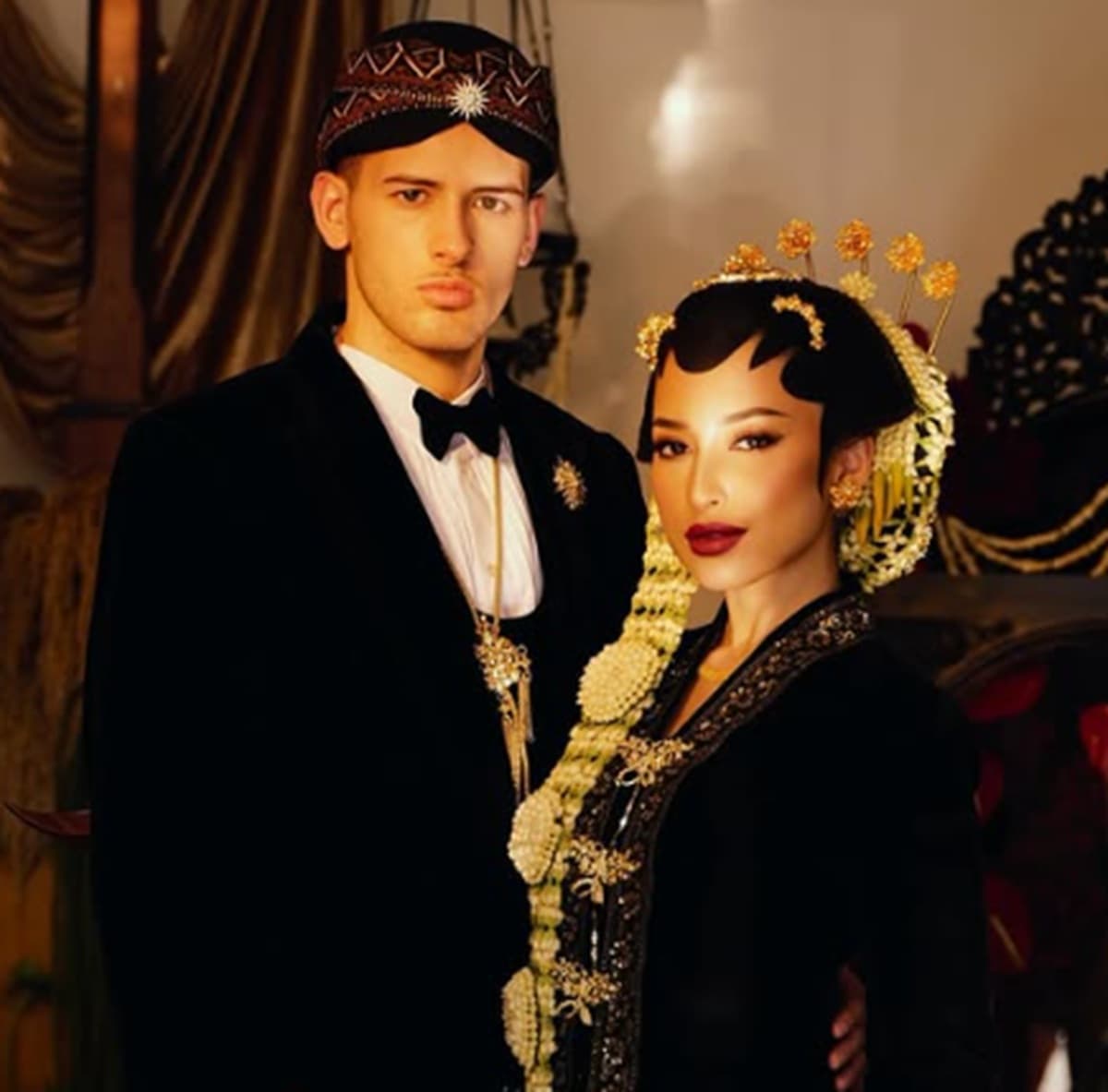 Justin Hubner Pamer Foto Prewedding dengan Jennifer Coppen Pakai Adat Jawa, Segera Naik Pelaminan? Justin Hubner Pamer Foto Prewedding dengan Jennifer Coppen Pakai Adat Jawa, Segera Naik Pelaminan?