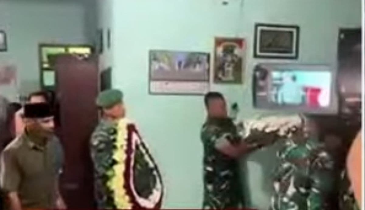 2 Jenazah Prajurit TNI yang Gugur di Lebanon Tiba di Rumah Duka 2 Jenazah Prajurit TNI yang Gugur di Lebanon Tiba di Rumah Duka