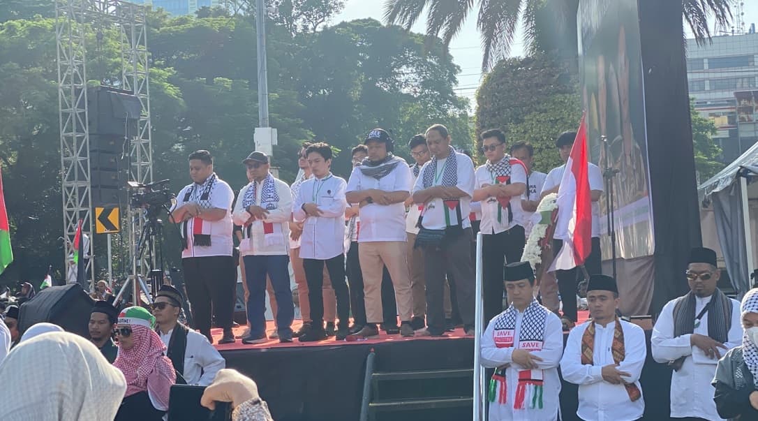 Gelar Aksi di Kedubes AS, Ribuan Orang Gelar Sholat Ghaib untuk 3 Prajurit TNI yang Gugur di Lebanon Gelar Aksi di Kedubes AS, Ribuan Orang Gelar Sholat Ghaib untuk 3 Prajurit TNI yang Gugur di Lebanon