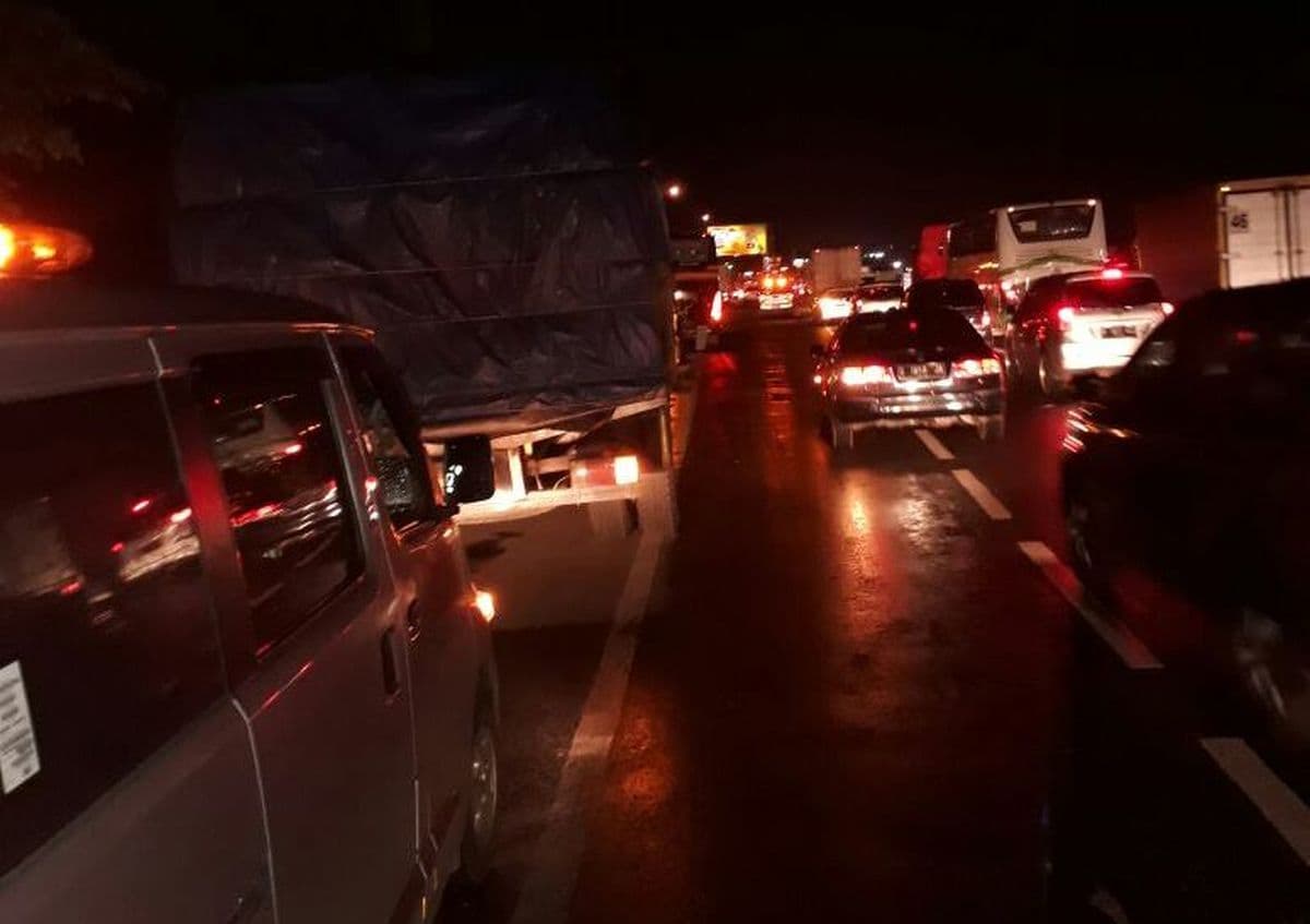 Lalin Melandai, Contraflow Tol Jakarta-Cikampek Disetop Lalin Melandai, Contraflow Tol Jakarta-Cikampek Disetop