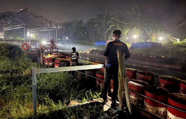 Polda Riau Bongkar Mafia Solar Subsidi, Sita 10 Ribu Liter BBM Ilegal Polda Riau Bongkar Mafia Solar Subsidi, Sita 10 Ribu Liter BBM Ilegal