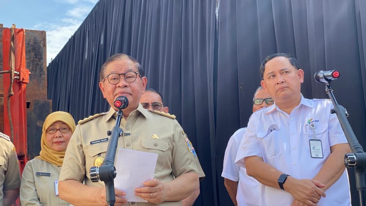 Pramono Targetkan Tumpukan Sampah di Pasar Kramat Jati Tuntas dalam Sepekan Pramono Targetkan Tumpukan Sampah di Pasar Kramat Jati Tuntas dalam Sepekan