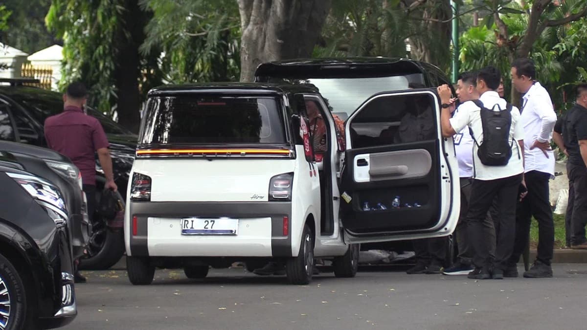 Mensos Pakai Mobil Listrik ke Istana, Hasil Undian Tak Diambil Masyarakat Mensos Pakai Mobil Listrik ke Istana, Hasil Undian Tak Diambil Masyarakat