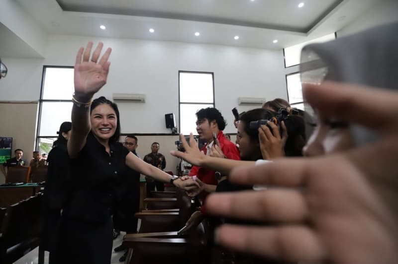 Diperiksa Polisi, Nikita Mirzani Dicecar 20 Pertanyaan soal Produk Reza Gladys Diperiksa Polisi, Nikita Mirzani Dicecar 20 Pertanyaan soal Produk Reza Gladys