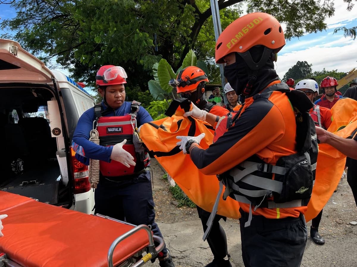 Hanyut di Selokan Kembangan, Balita 4 Tahun Ditemukan Tewas 5 Km dari Lokasi Awal Hanyut di Selokan Kembangan, Balita 4 Tahun Ditemukan Tewas 5 Km dari Lokasi Awal
