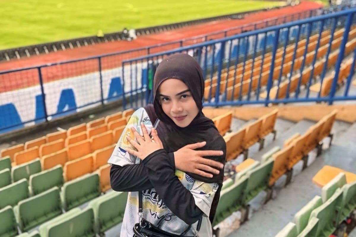 Bobotoh Cantik Rachma Nurhaliza Prediksi Persib Bandung Menang 2-1 atas Bali United di Super League 2025-2026! Bobotoh Cantik Rachma Nurhaliza Prediksi Persib Bandung Menang 2-1 atas Bali United di Super League 2025-2026!