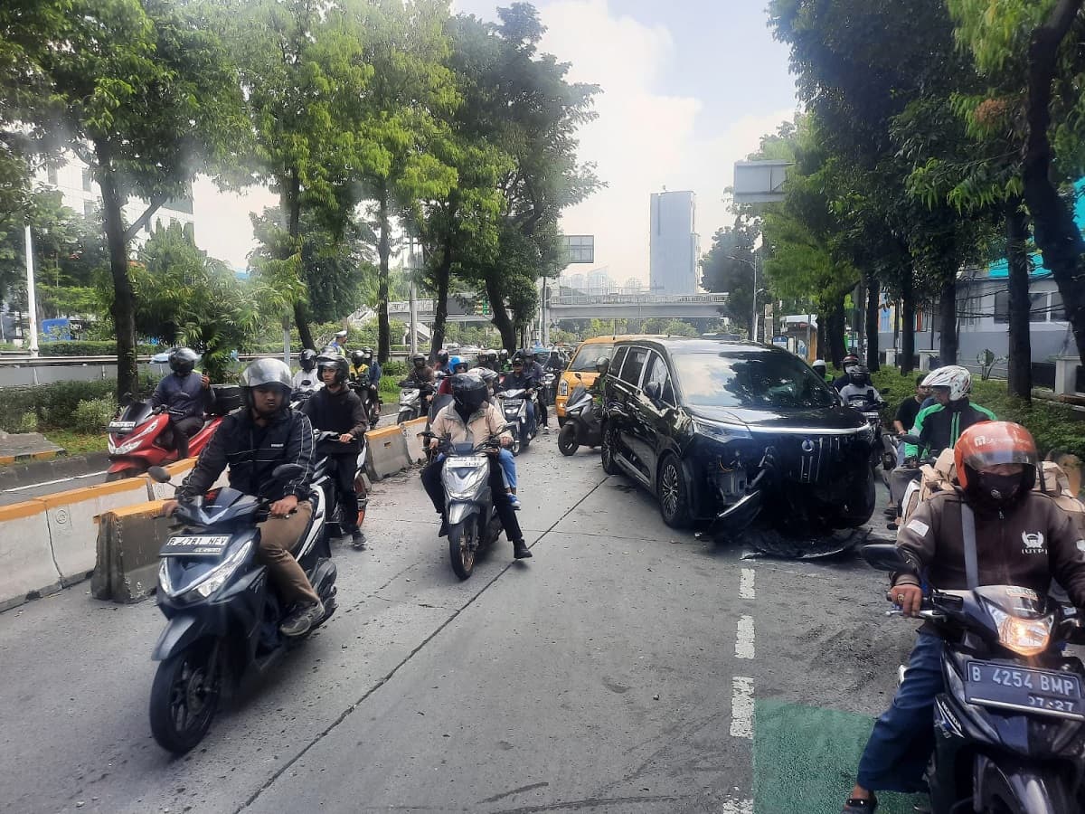 Denza D9 Tabrak Separator Busway di Slipi, Lalu Lintas Macet Denza D9 Tabrak Separator Busway di Slipi, Lalu Lintas Macet