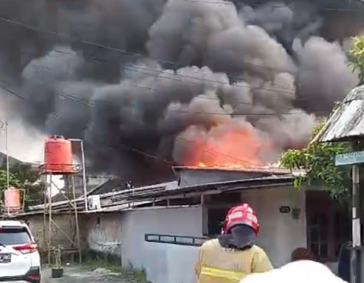 Kebakaran Asrama Polri Ciledug, 20 Rumah Dilalap Api dan 40 KK Terdampak Kebakaran Asrama Polri Ciledug, 20 Rumah Dilalap Api dan 40 KK Terdampak