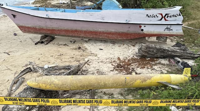 Geger! Nelayan Sumenep Temukan Benda Diduga Torpedo Mengapung di Pantai Geger! Nelayan Sumenep Temukan Benda Diduga Torpedo Mengapung di Pantai