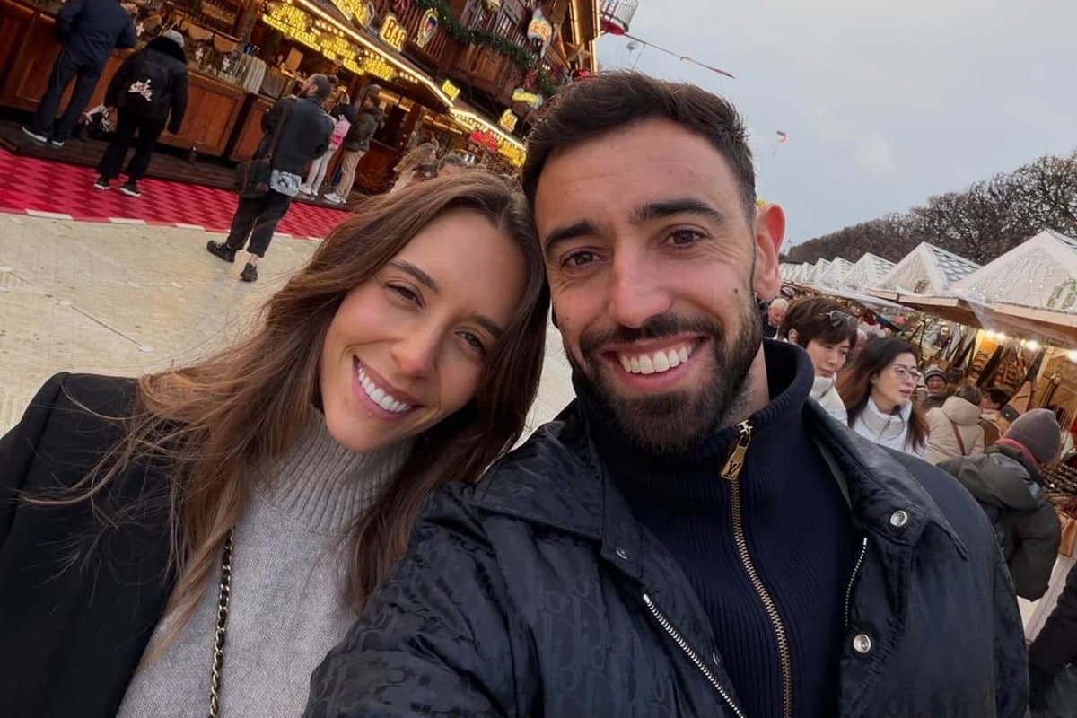 Ucapan sang Istri Bikin Bruno Fernandes Tolak Tawaran Menggiurkan dari Arab Saudi dan Bertahan di Manchester United Ucapan sang Istri Bikin Bruno Fernandes Tolak Tawaran Menggiurkan dari Arab Saudi dan Bertahan di Manchester United