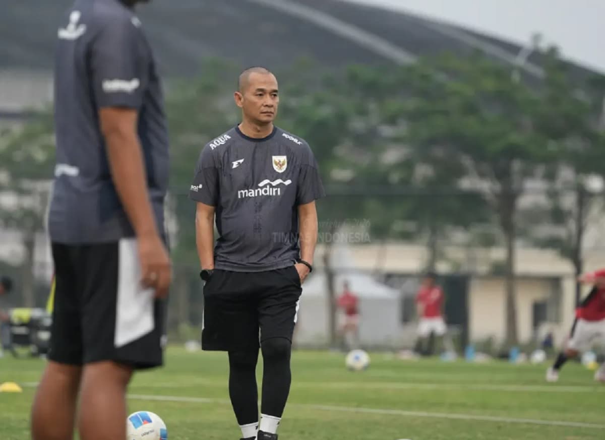 Eks Timnas Indonesia U-17 Layangkan Tendangan Kungfu, Kurniawan Dwi Yulianto Janji Disiplinkan Anak Asuhnya Eks Timnas Indonesia U-17 Layangkan Tendangan Kungfu, Kurniawan Dwi Yulianto Janji Disiplinkan Anak Asuhnya