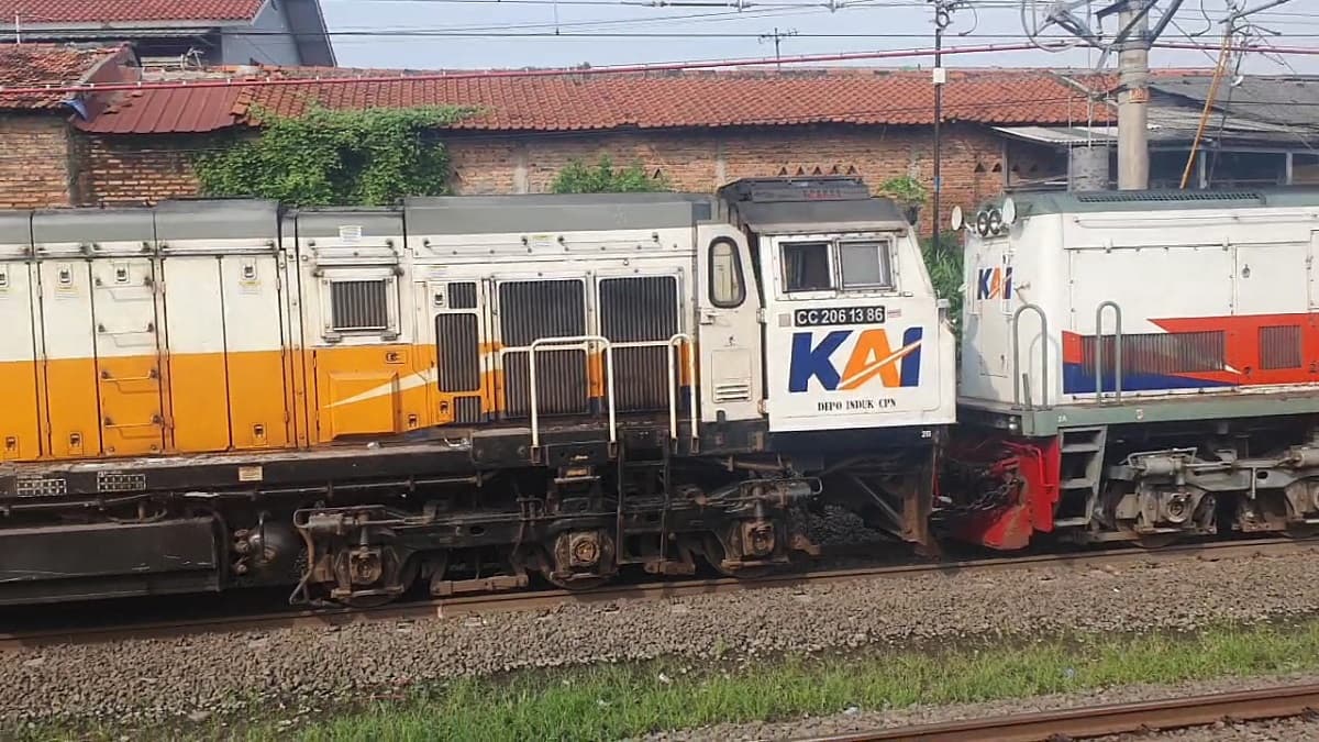 Evakuasi Kecelakaan di Stasiun Bekasi Timur: Lokomotif Argo Bromo Berhasil Dilepas dari KRL Evakuasi Kecelakaan di Stasiun Bekasi Timur: Lokomotif Argo Bromo Berhasil Dilepas dari KRL