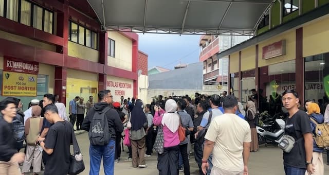 Tangis Keluarga saat Ambil Jenazah Korban Kecelakaan Kereta di RS Polri Tangis Keluarga saat Ambil Jenazah Korban Kecelakaan Kereta di RS Polri