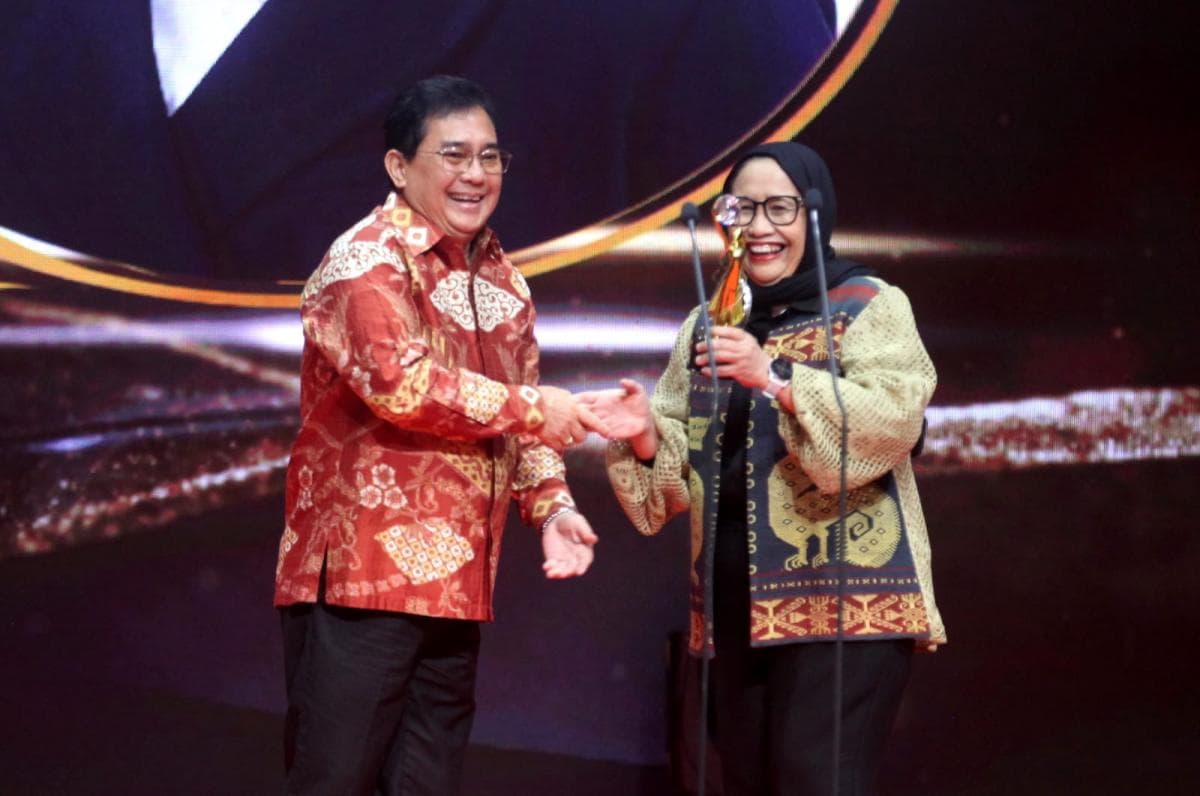 Waka BGN Nanik S. Deyang Raih Penghargaan Woman of Inspiration Waka BGN Nanik S. Deyang Raih Penghargaan Woman of Inspiration