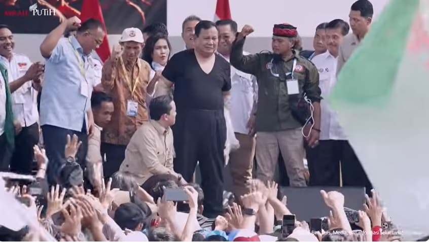 Momen Prabowo Lepas dan Lempar Baju Safari Miliknya untuk Buruh Momen Prabowo Lepas dan Lempar Baju Safari Miliknya untuk Buruh