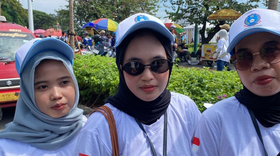 Buruh Cantik Ini Keluhkan Gaji UMR, Tak Cukup untuk Gaya Hidup dan Skincare Buruh Cantik Ini Keluhkan Gaji UMR, Tak Cukup untuk Gaya Hidup dan Skincare