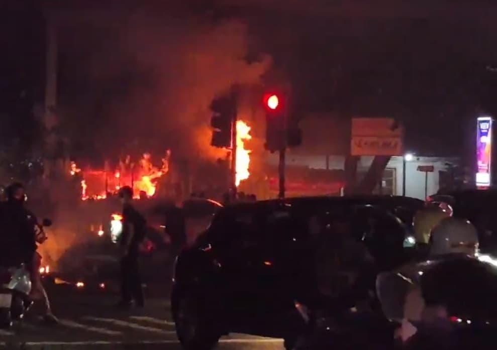 Peringatan Hari Buruh Ricuh, Massa Bakar Videotron dan Pospol di Bandung Peringatan Hari Buruh Ricuh, Massa Bakar Videotron dan Pospol di Bandung