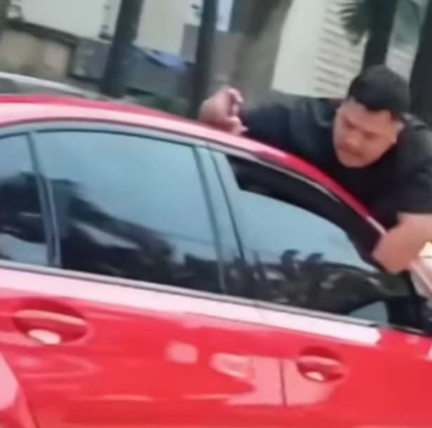 Viral Pria Bergelantungan di Mobil di Jakbar, Ini Penjelasan Polisi Viral Pria Bergelantungan di Mobil di Jakbar, Ini Penjelasan Polisi